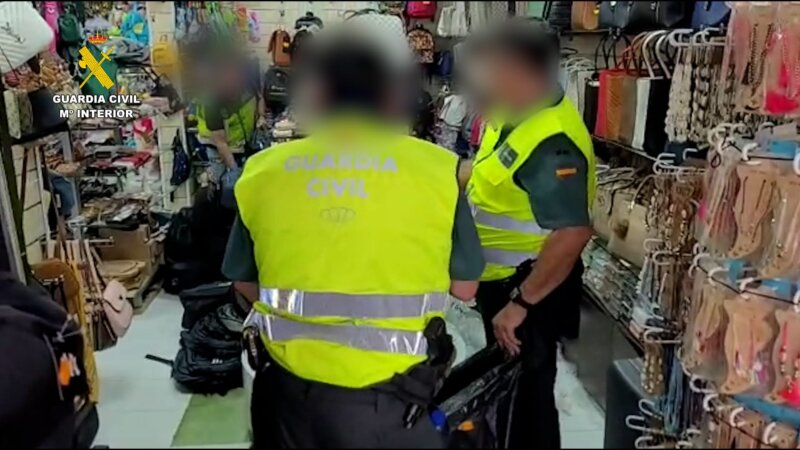 Intervienen en comercios de Lanzarote 4.400 artículos falsos. Imagen de la Guardia Civil 