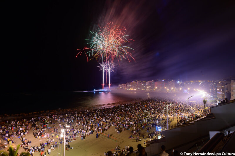 Las Canteras celebra la noche de San Juan con conciertos en los dos extremos del paseo