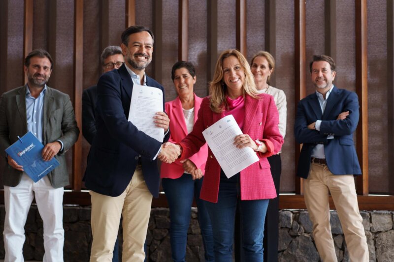 Los candidatos de Coalición Canaria y Partido Popular a la presidencia del Cabildo de Tenerife, Rosa Dávila (d) y Lope Afonso (i), respectivamente, firman un acuerdo para gobernar de forma conjunta la institución insular. EFE / Ramón de la Rocha