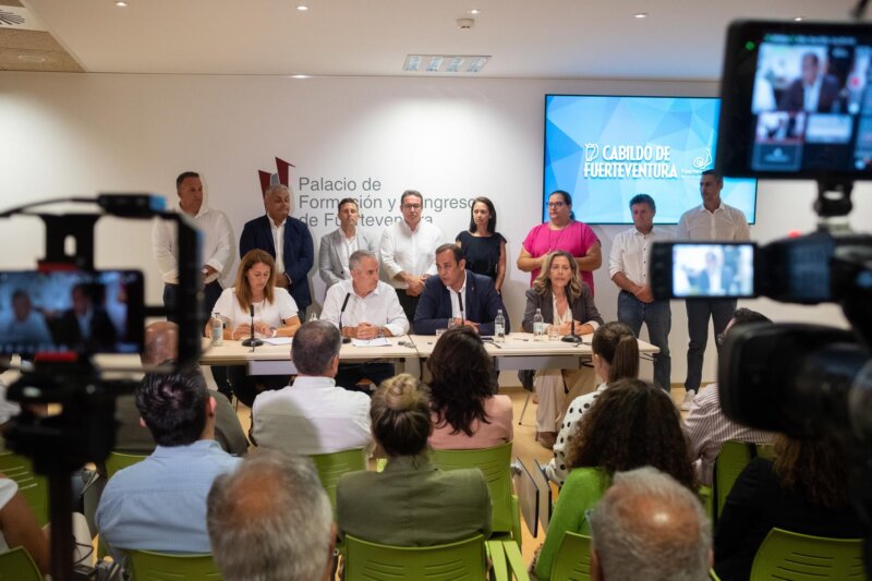 Los secretarios generales en Fuerteventura de Coalición Canaria y el PSOE, Mario Cabrera (2i) y Blas Acosta (2d), han firmado un  acuerdo por el que los dos partidos gobernarán en coalición el Cabildo de la isla, con Lola García (1i) como presidenta, y varios ayuntamientos / EFE /Carlos de Saá