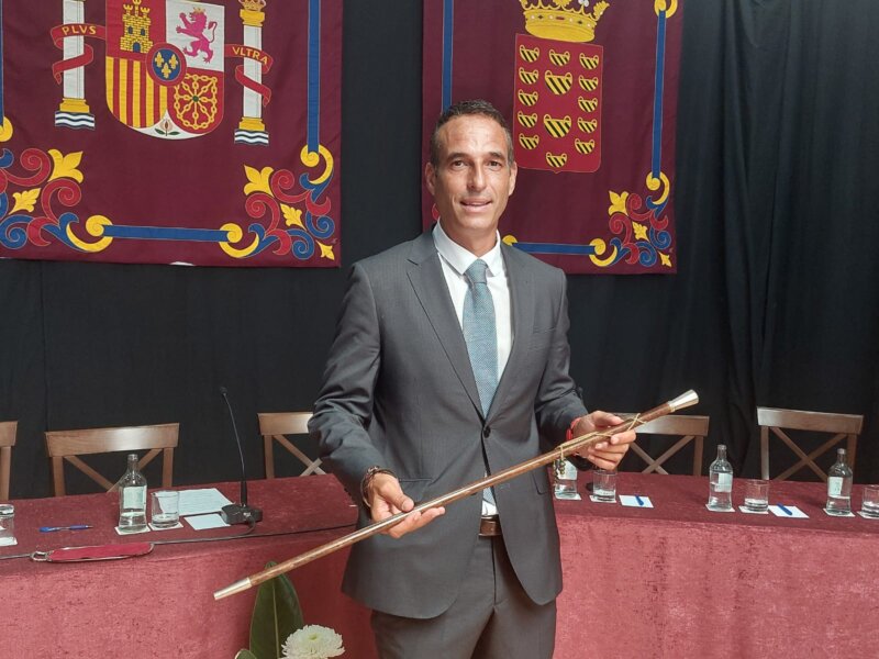 Alfredo Villalba con el bastón de mando de Haría (Lanzarote)