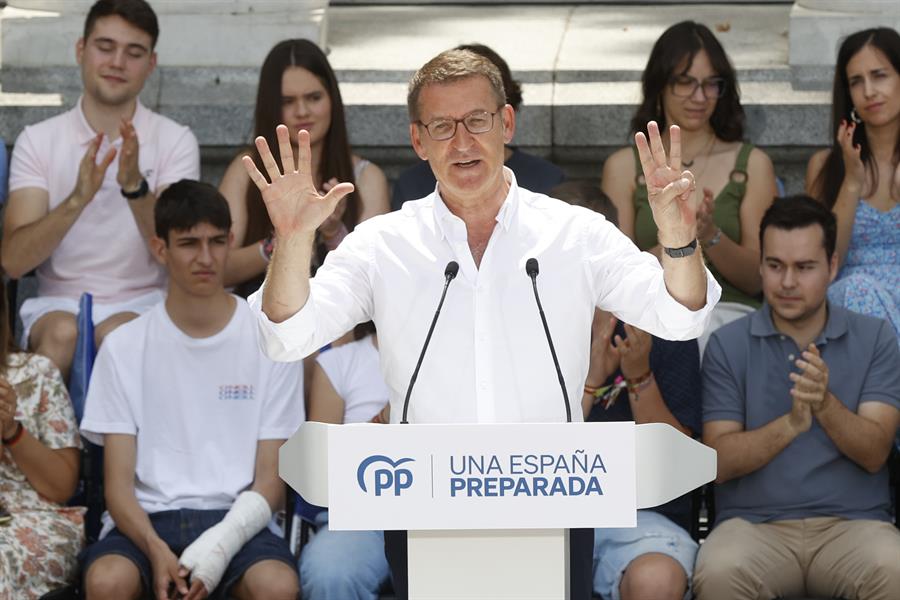 Feijóo pide el apoyo de los ciudadanos para acabar con las "trincheras" el 23J