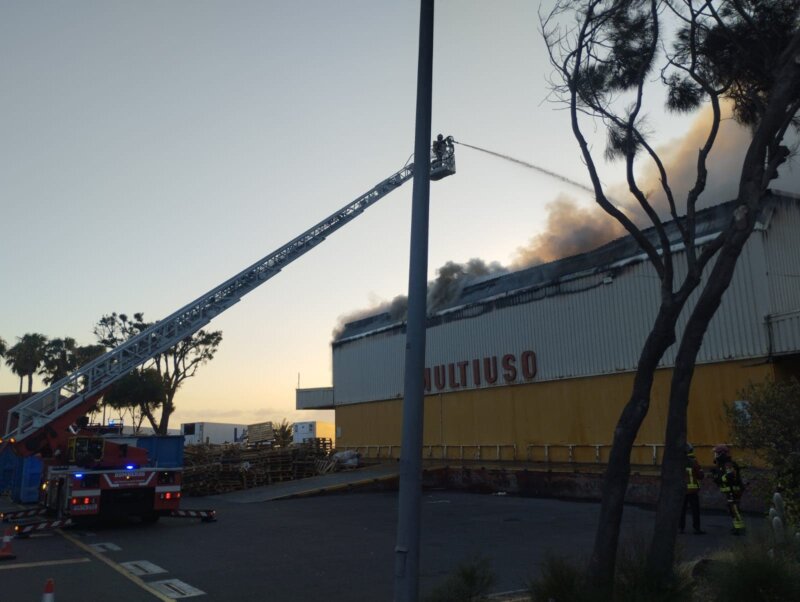 Sofocan un incendio declarado en Mercalaspalmas