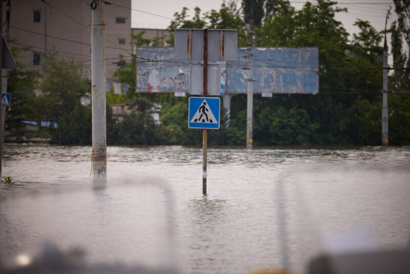 Cifran en 35 los muertos por inundaciones de la presa de Kajovka