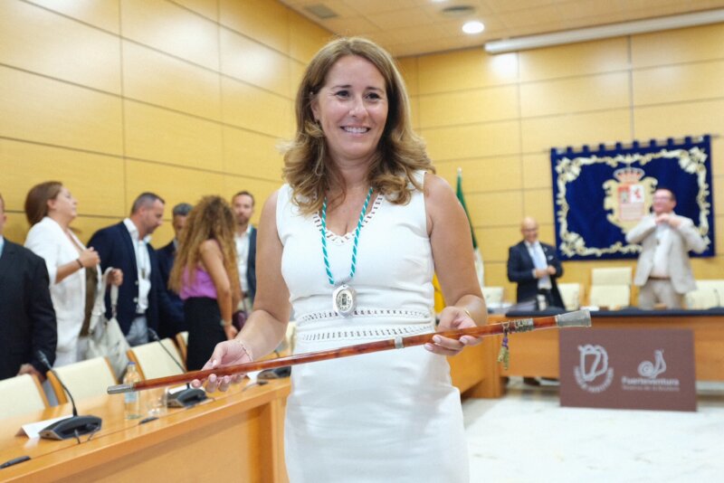 Lola García con el bastón de mando del Cabildo de Fuerteventura tras su nombramiento como presidenta / Cabildo de Fuerteventura