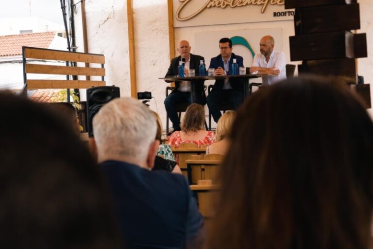 PSOE, PP y NC unen sus fuerzas para gobernar en Arucas en Gran Canaria