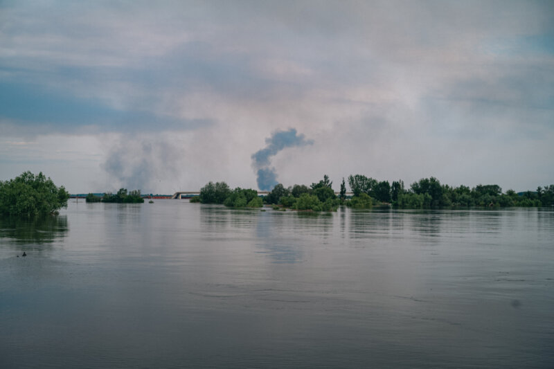 La presa de la central hidroeléctrica de Kajovka, a 60 kilómetros de la ciudad de Jersón se destruyó el martes durante la madrugada y ha dejado completamente inundados numerosos asentamientos en Jersón