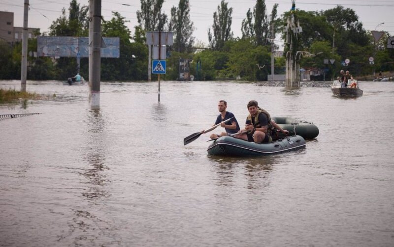 Zelenski denuncia bombardeos en zonas inundadas en Jersón