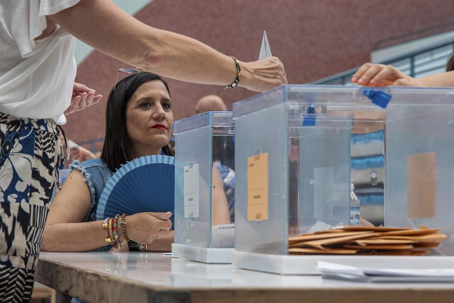Integrante de una mesa electoral con abanico dadas las altas temperaturas en muchas comunidades en esta jornada electoral / EFE/Raquel Manzanares