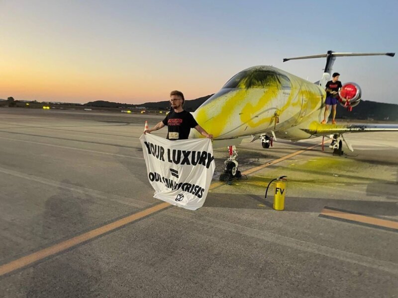 Imagen de la actuación realizada por los activistas en el aeropuerto de Ibiza contra un jet privado