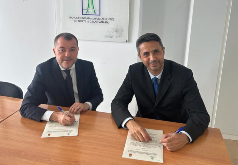 Teodoro Sosa y Jesús González durante la firma del pacto / Ayuntamiento de Agaete