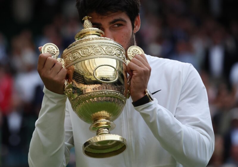 Alcaraz, como soñaba desde que su padre le puso una raqueta en la mano, sometió a Djokovic, el perseguidor de todos los récords, y se convirtió en el quinto español en la historia en triunfar en Wimbledon