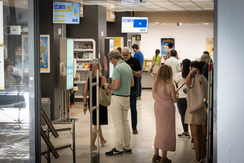 También se ha reforzado la atención en las 2.389 oficinas postales de España, así como en la red de distribución y en los centros logísticos