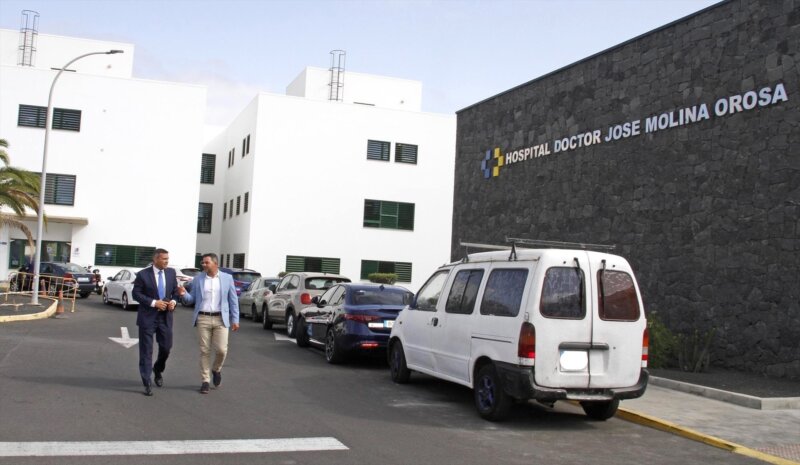 Visita del presidente y vicepresidente del Cabildo de Lanzarote a la zona donde irá el parking anexo del Hospital Dr. José Molina Orosa en Arrecife (Lanzarote) / Europa Press
