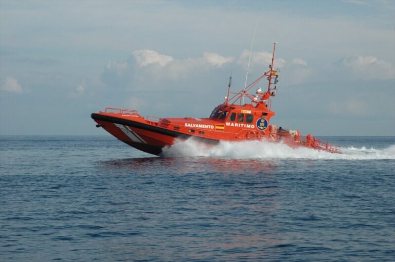 Rescatan a 103 personas a bordo de dos cayucos en aguas canarias
