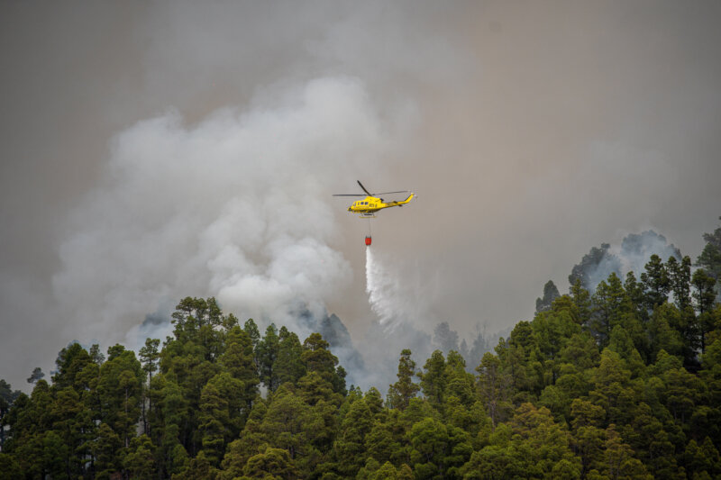 El incendio de La Palma sigue activo pero dentro de las líneas de control