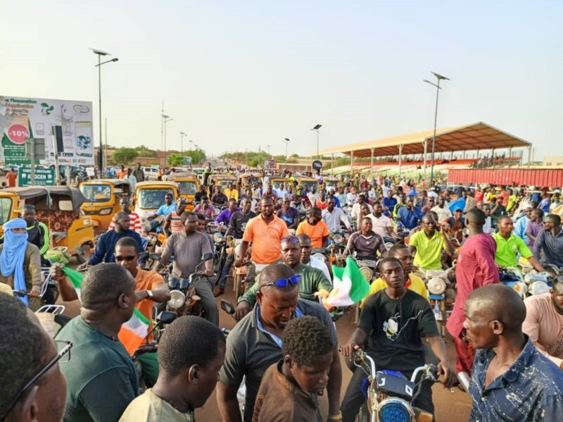Militares de Níger anuncian la destitución del presidente y el cierre de las fronteras del país