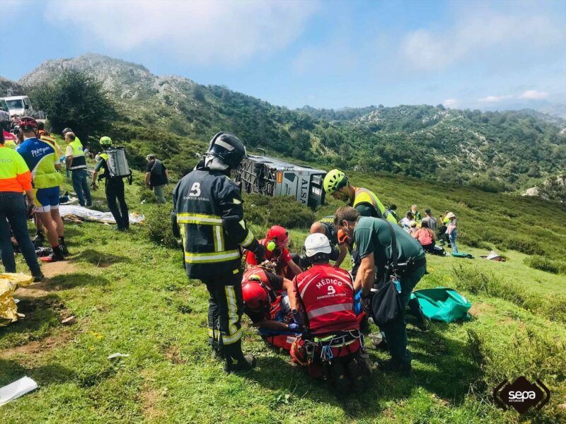 Varios heridos al volcar una guagua con niños en la subida a Lagos de Covadonga