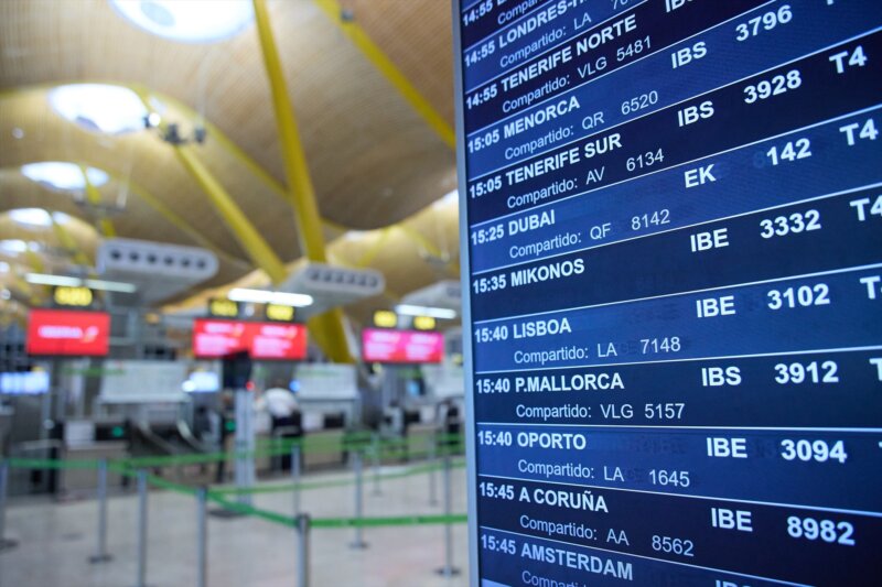 Panel informativo de las salidas de vuelos en un aeropuerto español / Europa Press