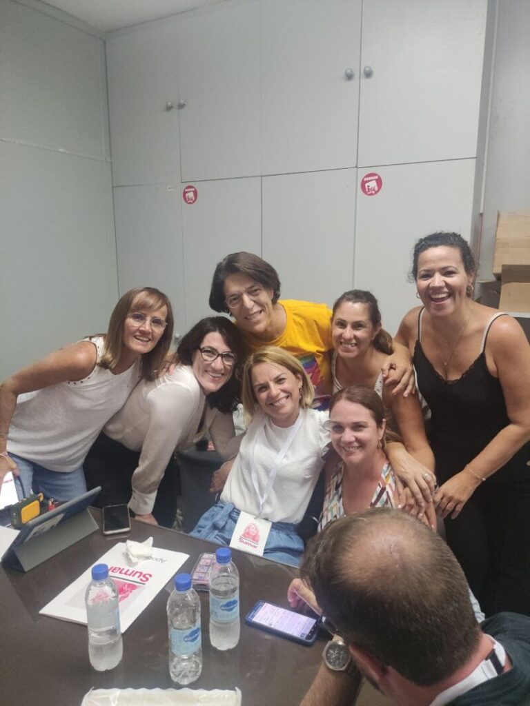 Noemí Santana con el equipo de Podemos Canarias (Sumar)