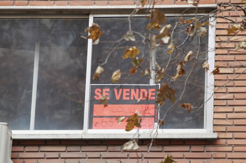 Imagen de archivo de un cartel de "se vende" en la ventana de una vivienda / Europa Press