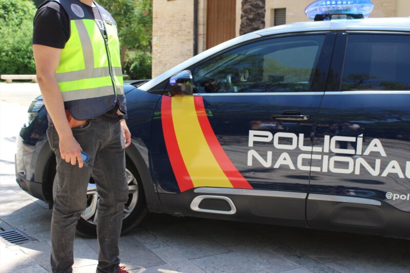 Imagen de archivo de un agente y un vehículo de la Policía Nacional / Europa Press