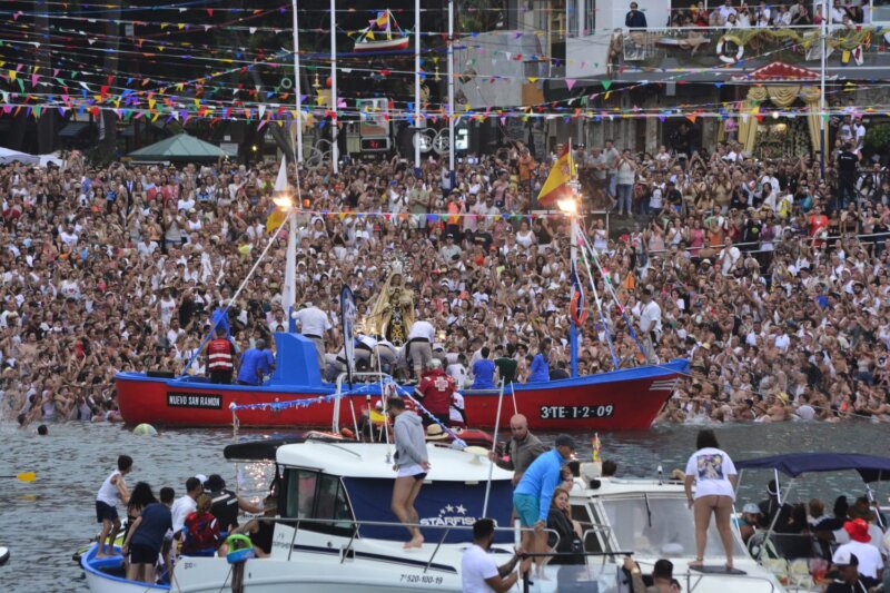 Más de 30.000. personas celebran la embarcación de la Virgen del Carmen en Puerto de la Cruz
