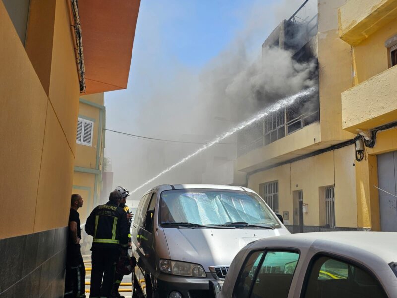 Se investigan las causas de un incendio en Vecindario, Gran Canaria