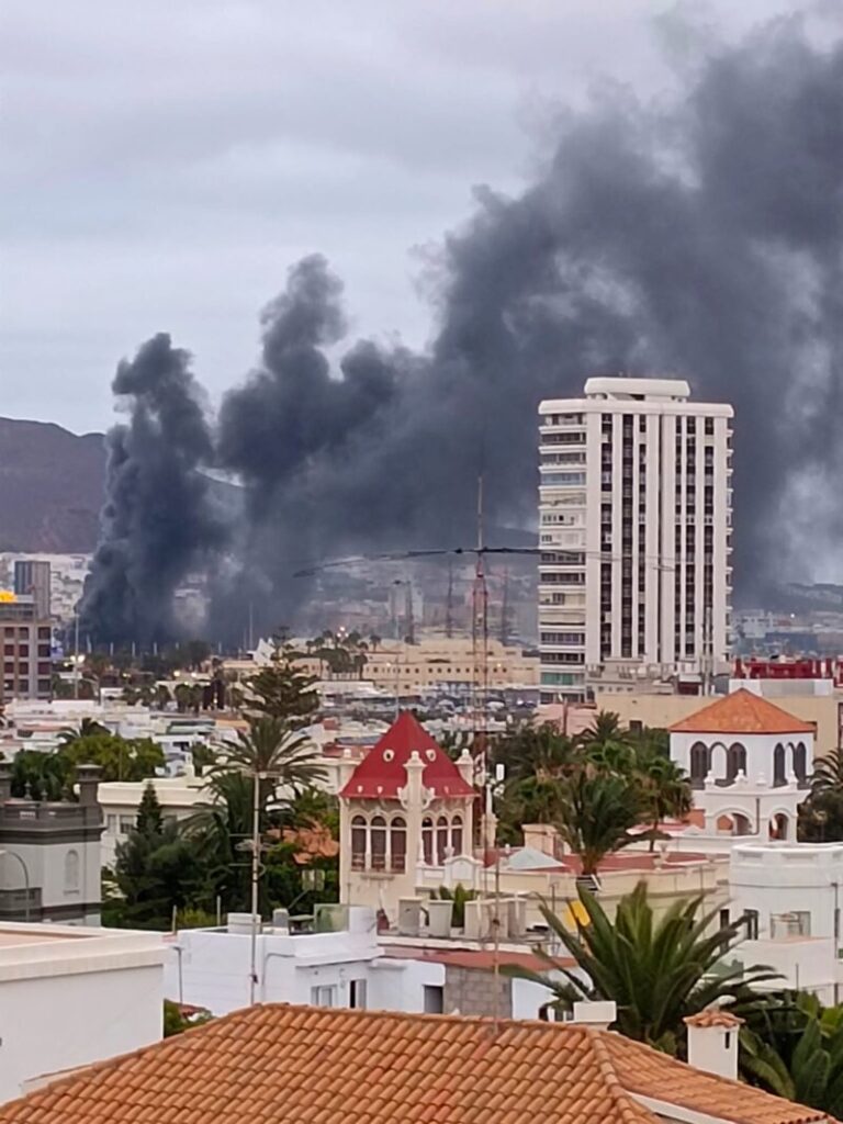 Incendio en un almacén del Puerto de La Luz y de Las Palmas