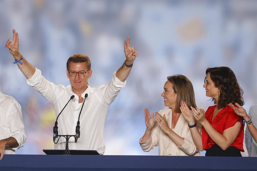 El candidato del Partido Popular, Alberto Núñez Feijoo (c), valora los resultados en la sede de los populares en Madrid tras las elecciones celebradas hoy domingo. EFE/Javier Lizón