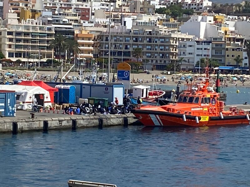 Llega a Tenerife una embarcación con 65 personas, una de ellas fallecida