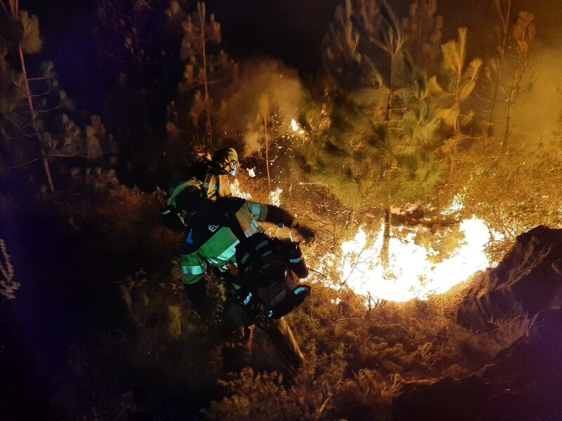 Mejora la situación del incendio de Arafo, en Tenerife, pero sigue sin poder controlarse
