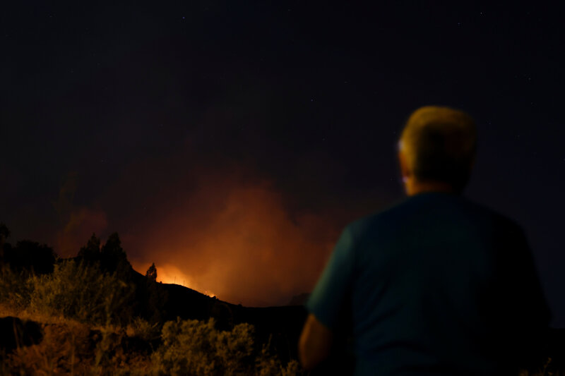 Una persona observa durante la noche el avance del incendio en Gran Canaria / Reuters / Borja Suárez