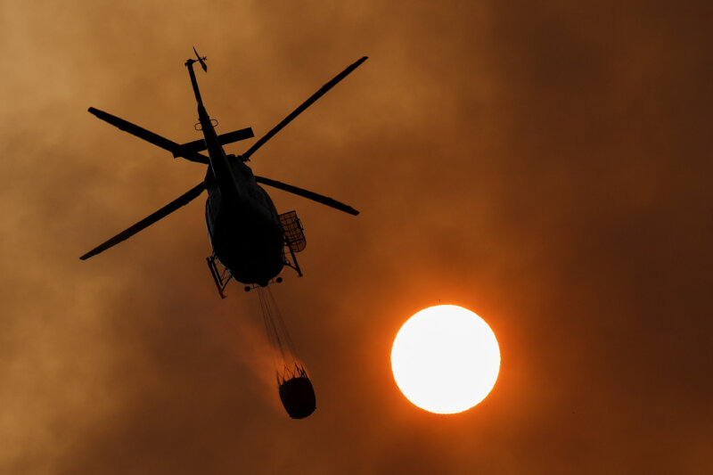 Un helicóptero trabaja en la extinción del incendio en el área de Pico de las Nieves en Gran Canaria / Reuters / Borja Suárez 