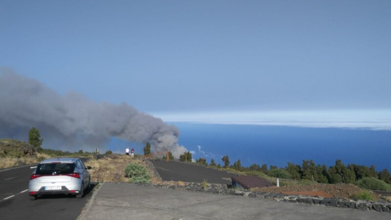 La columna de humo del incendio forestal es visible desde distintos puntos de la isla de La Palma