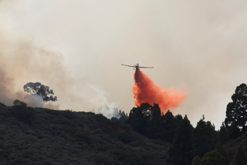 Uno de los medios aéreos que intervienen en la extinción del incendio de Gran Canaria / REUTERS/Borja Suarez
