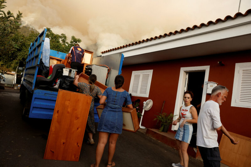 Vecinos de Aguamansa retiran los artículos importantes de su casa, debido a la proximidad de incendios forestales fuera de control en la isla de Tenerife. 17 de agosto de 2023. REUTERS/Borja Suárez 