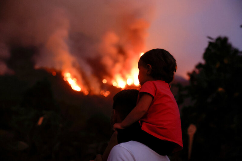 Los residentes de Aguamansa observan cómo los incendios forestales se descontrolan en la isla de Tenerife, Islas Canarias, España 17 de agosto de 2023. REUTERS/Borja Suárez