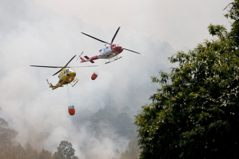 Helicópteros de extinción de incendios vuelan sobre Aguamansa, en la isla de Tenerife. 18 de agosto de 2023. REUTERS/Borja Suárez