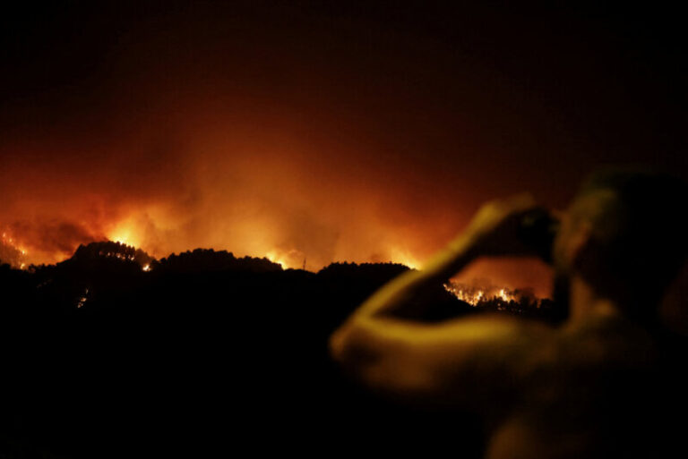 La franja sur del incendio de Tenerife está estable