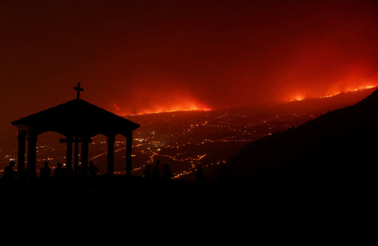 Un millar de afectados por el incendio de Tenerife duermen en los centros habilitados