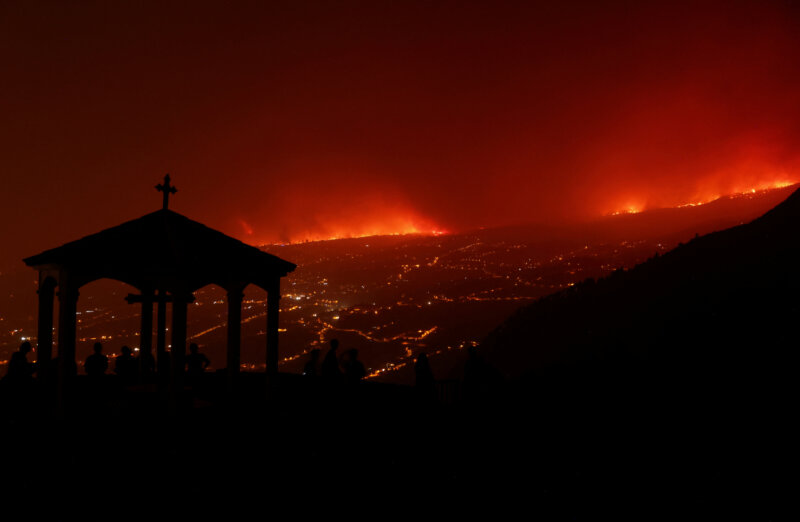 Una vista muestra un incendio sobre las montañas cerca de casas vacías después de la evacuación en diferentes pueblos del norte, mientras los incendios forestales se descontrolan en la isla de Tenerife, Islas Canarias, España 20 de agosto de 2023. REUTERS/Nacho Doce