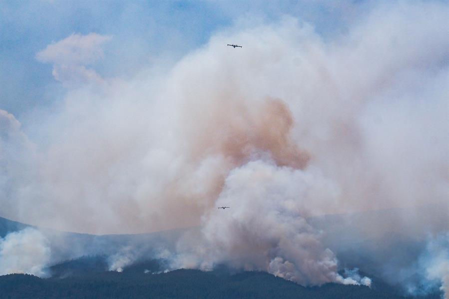 21/08/2023.- Dos hidroaviones luchan contra el incendio forestal que afecta a la isla de Tenerife este lunes en Güimar, uno de los municipios afectados. EFE/Alberto Valdés