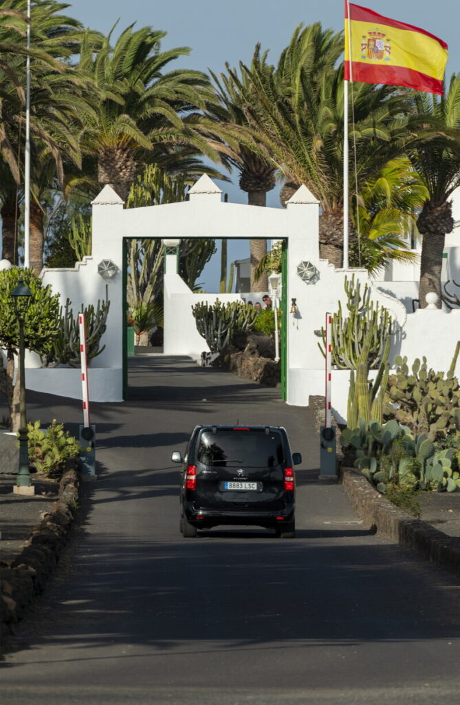 El presidente del Gobierno en funciones, Pedro Sánchez, ha llegado este lunes a la isla de Lanzarote en la que pasará varios días de descanso con su familia en la residencia de La Mareta, en el municipio de Teguise. EFE/ Adriel Perdomo