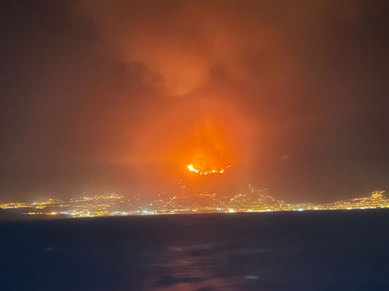 Imagen del incendio desde un Naviera Armas llegando a Tenerife / Imagen de @AliciaH35335691