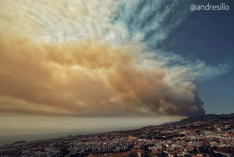 La columna de humo vista desde San Roque (La Laguna) / Imagen de Andrés Pérez (@andresillo1974)