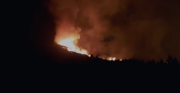 Imagen del incendio durante la noche / Ayuntamiento de Candelaria