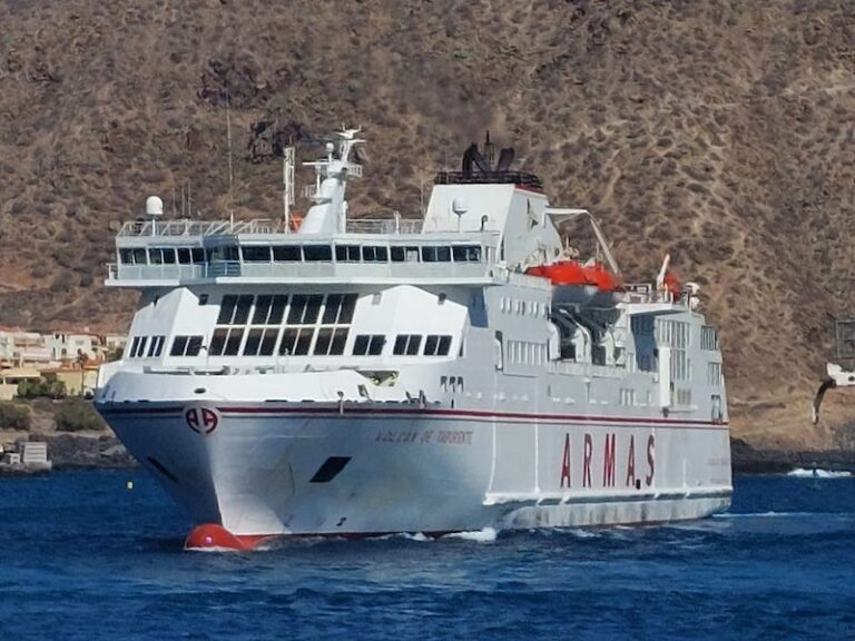 La fuerte resaca impide operar a Naviera Armas Trasmediterránea en el puerto de Los Cristianos