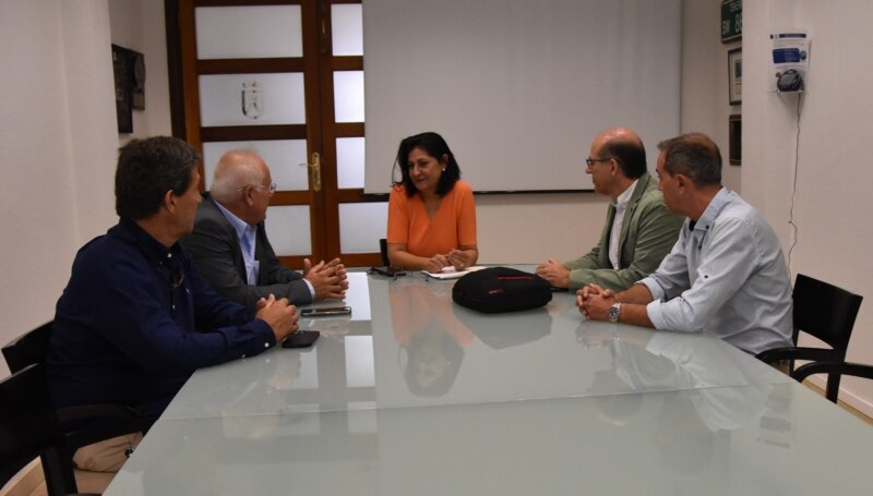 Reunión Eulalia García junto a miembros de la directiva de la Federación de Transportes