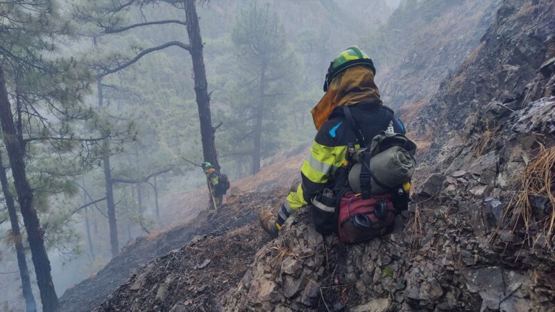 Equipos de la EIRIF del Gobierno de Canarias combatiendo el fuego del conato de incendio forestal de La Palma en la Caldera de Taburiente / Europa Press